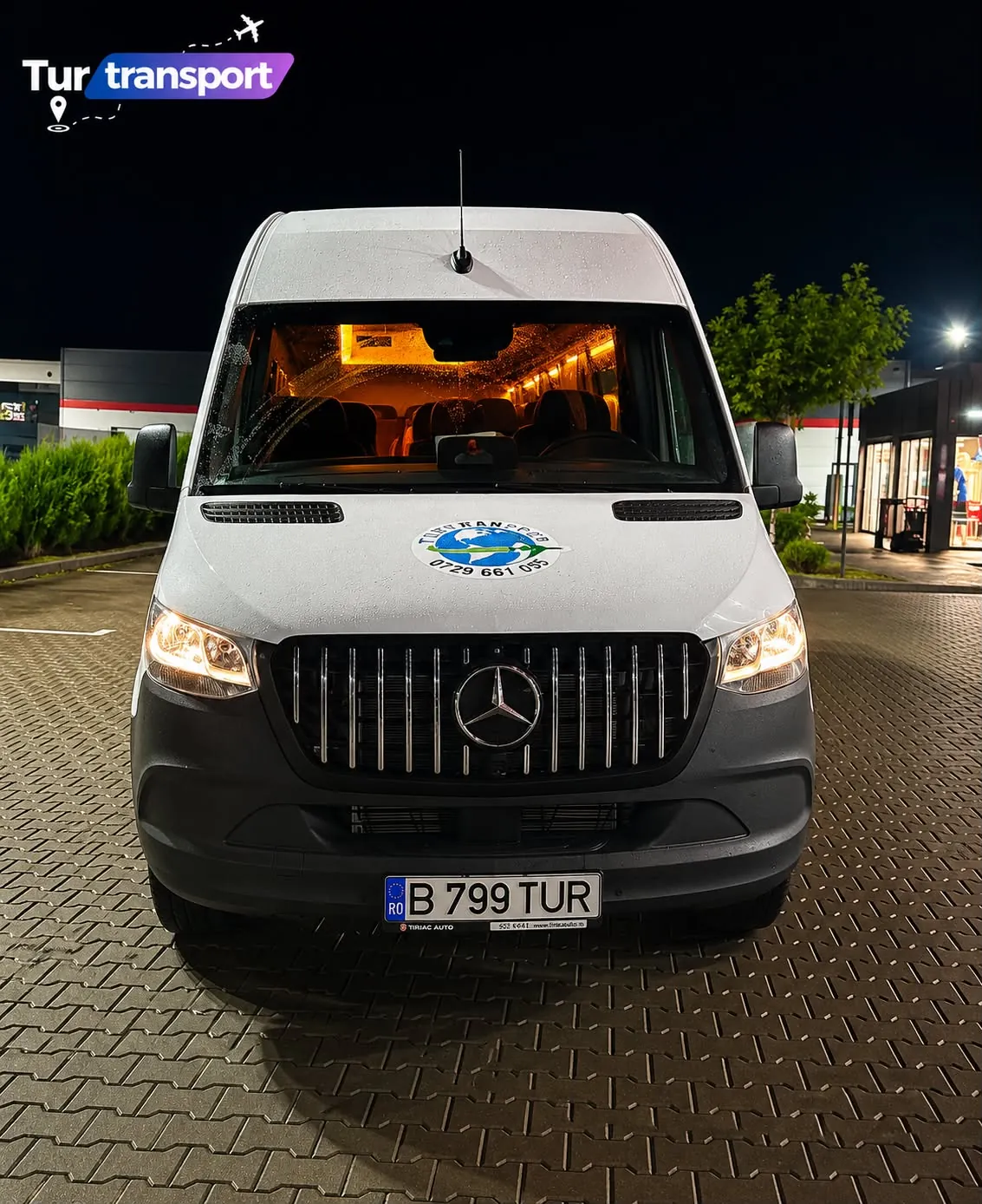 Sprinterul B 799 TUR, seara, cu luminile din interior aprinse